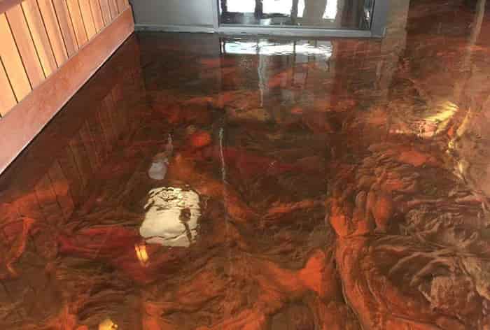 Como se faz um pavimento de resina epóxi?  