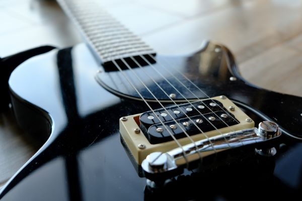 como aplicar tinta numa guitarra