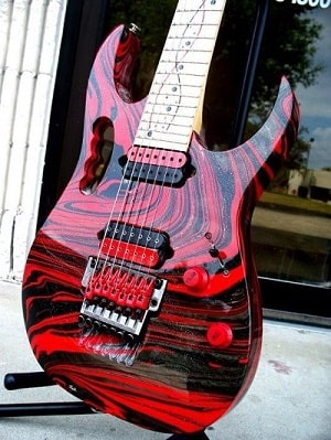 como aplicar tinta numa guitarra