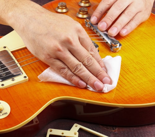 envarnizar uma guitarra